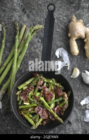 Asperges frites au gingembre, à l'ail et au bacon croustillant photo Janerik Henriksson / TT code 10010 Banque D'Images