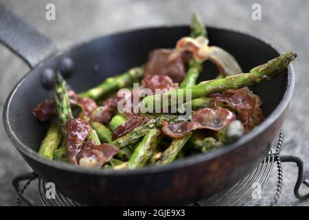 Asperges frites au gingembre, à l'ail et au bacon croustillant photo Janerik Henriksson / TT code 10010 Banque D'Images