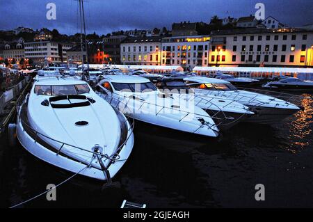 Bateaux de luxe sur une rangée au port d'Arendal pendant la course de bateaux Grand Prix de Norvège . La Norvège connaît un essor économique, les gens ont de l'argent à dépenser et les yachts de luxe sont de plus en plus courants. Photo Erlend Berge / SCANPIX code 95000 Banque D'Images