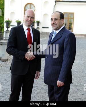 Le Premier ministre suédois, Fredrik Reinfeldt (L), souhaite la bienvenue au Premier ministre irakien, Nouri al-Maliki, lors d'une réception au Palais de Rosersberg, à l'issue de la première revue annuelle du Pacte international avec l'Irak, à Stockholm. Banque D'Images