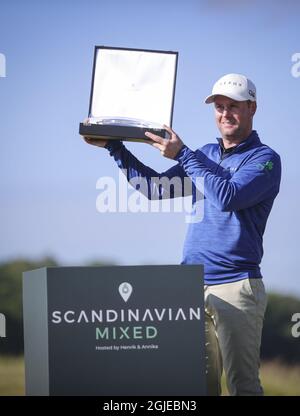 KUNGSBACKA 2021-06-13 Jonathan Caldwell d'Irlande du Nord pose avec le trophée après avoir remporté l'épreuve de golf scandinave mixte au Vallda Golf & Country Club en dehors de Göteborg, Suède. Foto: Adam Ihse / TT / Kod 9200 Banque D'Images