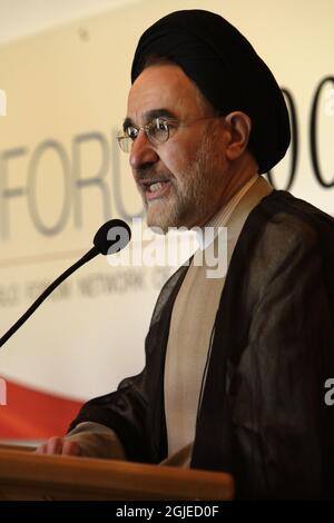 Le chef de la Fondation pour le dialogue entre les civilisations et l'ancien président iranien Mohammad Khatami tient le discours d'ouverture à la conférence des médiateurs de paix Forum d'Oslo, un séminaire visant à promouvoir le dialogue entre l'Occident et l'islam, à Losby Gods, en dehors d'Oslo Banque D'Images