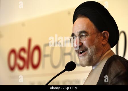 Le chef de la Fondation pour le dialogue entre les civilisations et l'ancien président iranien Mohammad Khatami tient le discours d'ouverture à la conférence des médiateurs de paix Forum d'Oslo, un séminaire visant à promouvoir le dialogue entre l'Occident et l'islam, à Losby Gods, en dehors d'Oslo Banque D'Images