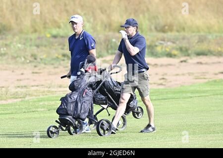 Le Prince Daniel marche avec l'ancien professionnel de tennis Thomas Johansson pendant le Victoria Golf annuel pendant le Victoria Golf annuel au golf d'Ekerum, Borgholm, Oland, Suède, juillet 13, 2021. Foto: Mikael Fritzon / TT / code 62360 Banque D'Images