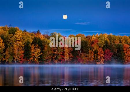 États-Unis, Michigan, péninsule supérieure, Lune au-dessus du lac Moccasin le matin froid à l'aube (REMARQUE : non disponible pour l'utilisation du calendrier jusqu'à 2022.) Banque D'Images