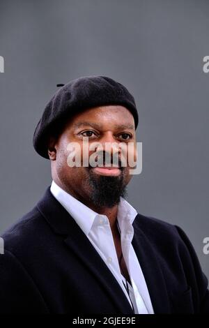 Le poète et romancier nigérian Ben Okri assiste à un photocall lors du Festival international du livre d'Édimbourg 2018 Banque D'Images