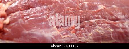 La viande fraîche se trouve sur la table de clôture Banque D'Images