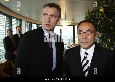 Le Premier ministre norvégien, M. Jens Stoltenberg (à gauche), a rencontré le vice-président du Kazakhstan, M. Kanat Saudabayev, au bureau du gouvernement à Oslo, en Norvège. Banque D'Images