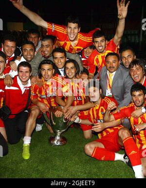 Des joueurs de Kayserispor jubilant levant la coupe après le match final de la coupe de Turquie. Banque D'Images