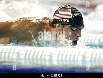 Michael Phelps aux États-Unis en action pendant le Medley individuel du 400m masculin. Phelps a remporté la médaille d'or et a établi un record du monde dans la course avec un temps de quatre minutes 9.09 secondes. Banque D'Images