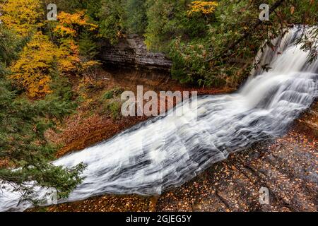 Chutes d'eau en automne au parc national de Laughing Whitefish Falls, Michigan, États-Unis Banque D'Images