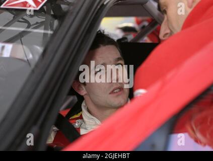 Sébastien Loeb de France dans sa voiture dans le dépôt de Citroën dans la forêt entourant la ville de Hagfoss, en Suède Banque D'Images