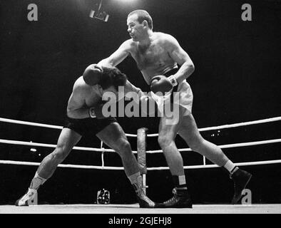 Brian London et le champion suédois de boxe poids lourds Ingemar Johansson (R) le dernier match officiel de Johansson en tant que boxeur professionnel à l'arène Johanneshove à Stockholm en 1963. Johansson meurt à la fin du vendredi 30 janvier 2008, à l'âge de 76 ans. Johansson a frappé Floyd Patterson pour remporter le titre mondial de poids lourds en 1959. Photo: Expressen / SCANPIX / Kod: 192 **AFTONBLADET OUT** Banque D'Images