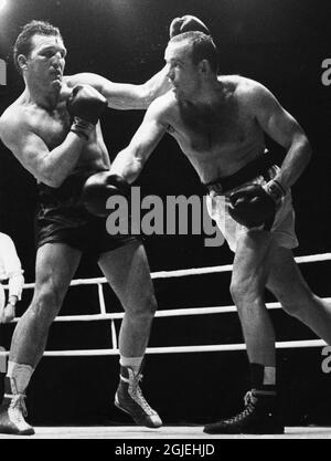 Brian London et le champion suédois de boxe poids lourds Ingemar Johansson (R) le dernier match officiel de Johansson en tant que boxeur professionnel à l'arène Johanneshove à Stockholm en 1963. Johansson meurt à la fin du vendredi 30 janvier 2008, à l'âge de 76 ans. Johansson a frappé Floyd Patterson pour remporter le titre mondial de poids lourds en 1959. Photo: Expressen / SCANPIX / Kod: 192 **AFTONBLADET OUT** Banque D'Images