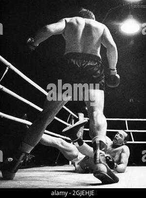 Brian London et le champion suédois de boxe poids lourds Ingemar Johansson (R) le dernier match officiel de Johansson en tant que boxeur professionnel à l'arène Johanneshove à Stockholm en 1963. Johansson meurt à la fin du vendredi 30 janvier 2008, à l'âge de 76 ans. Johansson a frappé Floyd Patterson pour remporter le titre mondial de poids lourds en 1959. Banque D'Images