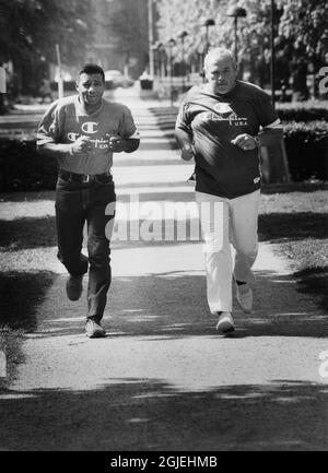 FLOYD Pattersson (L), champion AMÉRICAIN de boxe poids lourd, et Ingemar Johansson, champion suédois de boxe poids lourd, ont photographié le jogging ensemble à Stockholm en 1981. Johansson meurt à la fin du vendredi 30 janvier 2008, à l'âge de 76 ans. Johansson a frappé Floyd Patterson pour remporter le titre mondial de poids lourds en 1959. Banque D'Images