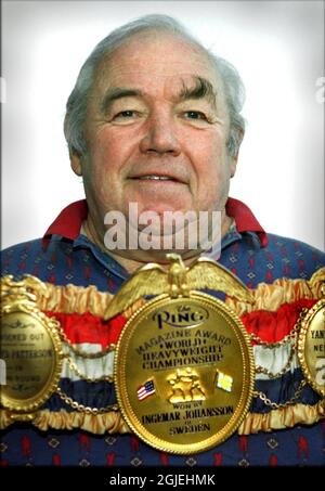 Ingemar Johansson, champion suédois de boxe poids lourd, photographié avec sa ceinture de championnat du monde de poids lourd en 1999. Banque D'Images