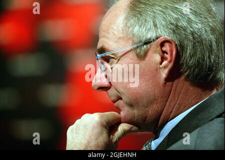 Sven Goran Eriksson, le directeur de l'Angleterre, est profondément réfléchi Banque D'Images