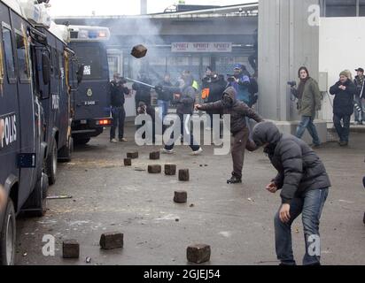 Des manifestants masqués s'opposent à la police à l'extérieur de la Baltique Arena de Malmo, en Suède, où se déroule ce week-end le match de tennis de la coupe Davis entre la Suède et Israël. La police suédoise estime qu'environ 6,000 manifestants ont participé à la manifestation contre la participation d'Israël au concours de tennis de la coupe Davis. Les organisateurs de la manifestation « Stop the Match » disent qu'ils sont opposés à l'utilisation de la violence. Banque D'Images