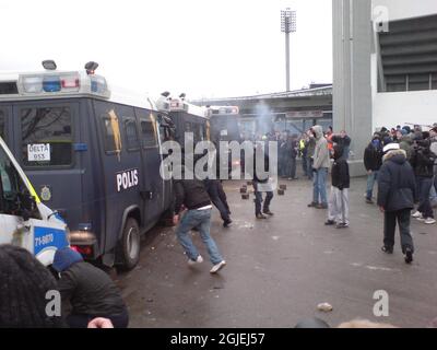 Des manifestants masqués s'opposent à la police à l'extérieur de la Baltique Arena de Malmo, en Suède, où se déroule ce week-end le match de tennis de la coupe Davis entre la Suède et Israël. La police suédoise estime qu'environ 6,000 manifestants ont participé à la manifestation contre la participation d'Israël au concours de tennis de la coupe Davis. Les organisateurs de la manifestation « Stop the Match » disent qu'ils sont opposés à l'utilisation de la violence. Banque D'Images