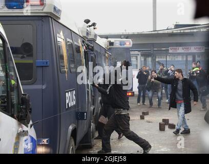 Des manifestants masqués s'opposent à la police à l'extérieur de la Baltique Arena de Malmo, en Suède, où se déroule ce week-end le match de tennis de la coupe Davis entre la Suède et Israël. La police suédoise estime qu'environ 6,000 manifestants ont participé à la manifestation contre la participation d'Israël au concours de tennis de la coupe Davis. Les organisateurs de la manifestation « Stop the Match » disent qu'ils sont opposés à l'utilisation de la violence. Banque D'Images