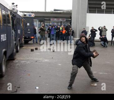 Des manifestants masqués s'opposent à la police à l'extérieur de la Baltique Arena de Malmo, en Suède, où se déroule ce week-end le match de tennis de la coupe Davis entre la Suède et Israël. La police suédoise estime qu'environ 6,000 manifestants ont participé à la manifestation contre la participation d'Israël au concours de tennis de la coupe Davis. Les organisateurs de la manifestation « Stop the Match » disent qu'ils sont opposés à l'utilisation de la violence. Banque D'Images