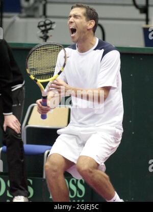 Harel Levy, d'Israël, célèbre la défaite de Andreas Vinciguerra, en Suède, après leur match de tennis du 1er tour de la coupe Davis, le cinquième et décisif, dans la Baltique Arena à Malmo, en Suède. Israël a gagné le 1er match rond 3-2. Banque D'Images