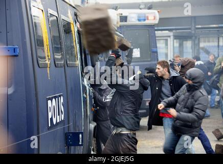 Des manifestants masqués s'opposent à la police à l'extérieur de la Baltique Arena de Malmo, en Suède, où se déroule ce week-end le match de tennis de la coupe Davis entre la Suède et Israël. La police suédoise estime qu'environ 6,000 manifestants ont participé à la manifestation contre la participation d'Israël au concours de tennis de la coupe Davis. Les organisateurs de la manifestation « Stop the Match » disent qu'ils sont opposés à l'utilisation de la violence. Banque D'Images