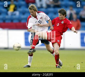 John Oster (r) du pays de Galles et André Bergdolmo (l) de Norvège s'emmêlent sur le ballon Banque D'Images