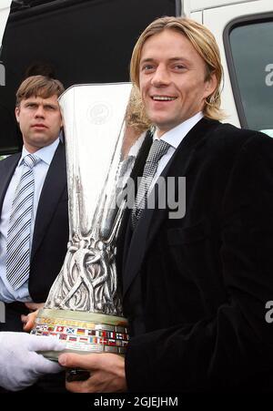 Anatoly Tymoshchuk, le capitaine de Zenit Saint-Pétersbourg, marche avec la coupe de l'UEFA à l'arrivée à Istanbul pour la cérémonie de passation de pouvoir à Istanbul Turquie. La finale de la coupe de l'UEFA aura lieu au stade Fenerbahce Sukru Saracoglu à Istanbul le 20 mai 2009. Banque D'Images