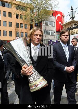 Le capitaine de Zenit à Saint-Pétersbourg, Anatoly Tymoshchuk, et Vladimir Malgin (R), se promène avec la coupe de l'UEFA à l'arrivée à Istanbul pour la cérémonie de passation de pouvoir à Istanbul en Turquie le jeudi 23 avril 2009. La finale de la coupe de l'UEFA aura lieu au stade Fenerbahce Sukru Saracoglu à Istanbul le 20 mai 2009. Banque D'Images