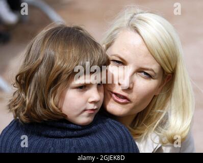 OSLO 20090605: La princesse Ingrid Alexandra de Norvège a reçu le Miljoagentparaden, une manifestation écologique, avec sa mère, la princesse de couronne mette Marit, au tribunal royal d'Oslo vendredi. Photo: Lise Aserud / SCANPIX NORGE / SCANPIX / Kod 20520 Banque D'Images