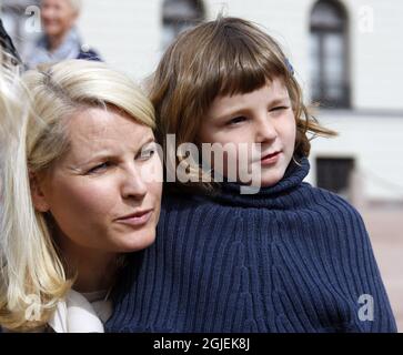 OSLO 20090605: La princesse Ingrid Alexandra de Norvège a reçu le Miljoagentparaden, une manifestation écologique, avec sa mère, la princesse de couronne mette Marit, au tribunal royal d'Oslo vendredi. Photo: Lise Ã…serud / SCANPIX NORGE / SCANPIX / Kod 20520 Banque D'Images