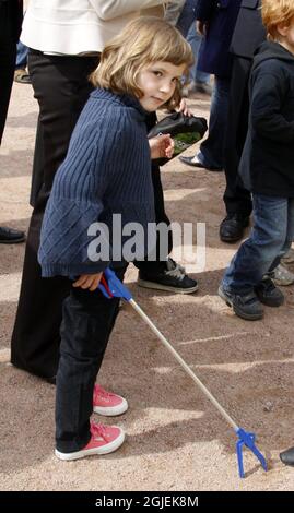 OSLO 20090605: La princesse Ingrid Alexandra de Norvège a reçu le Miljoagentparaden, une manifestation écologique, avec sa mère, la princesse de couronne mette Marit, au tribunal royal d'Oslo vendredi. Photo: Lise Aserud / SCANPIX NORGE / SCANPIX / Kod 20520 Banque D'Images