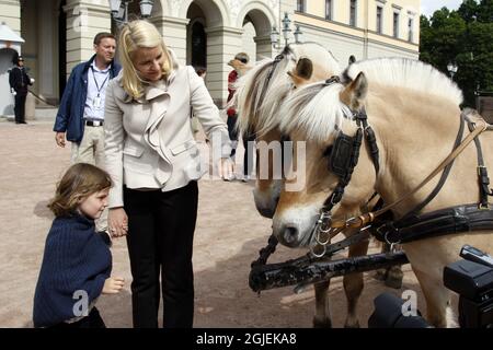 OSLO 20090605: La princesse Ingrid Alexandra de Norvège a reçu le Miljoagentparaden, une manifestation écologique, avec sa mère, la princesse de couronne mette Marit, au tribunal royal d'Oslo vendredi. Photo: Lise Aserud / SCANPIX NORGE / SCANPIX / Kod 20520 Banque D'Images