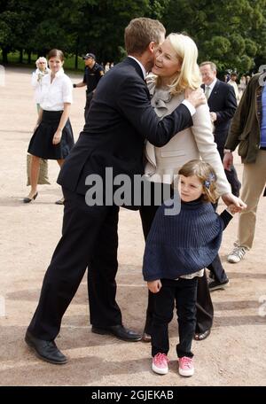 OSLO 20090605: La princesse Ingrid Alexandra de Norvège a reçu le Miljoagentparaden, une manifestation écologique, avec sa mère, la princesse de couronne mette Marit, au tribunal royal d'Oslo vendredi. Photo: Lise Aserud / SCANPIX NORGE / SCANPIX / Kod 20520 Banque D'Images