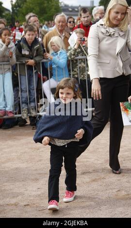 OSLO 20090605: La princesse Ingrid Alexandra de Norvège a reçu le Miljoagentparaden, une manifestation écologique, avec sa mère, la princesse de couronne mette Marit, au tribunal royal d'Oslo vendredi. Photo: Lise Aserud / SCANPIX NORGE / SCANPIX / Kod 20520 Banque D'Images