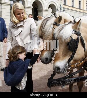 OSLO 20090605: La princesse Ingrid Alexandra de Norvège a reçu le Miljoagentparaden, une manifestation écologique, avec sa mère, la princesse de couronne mette Marit, au tribunal royal d'Oslo vendredi. Photo: Lise Aserud / SCANPIX NORGE / SCANPIX / Kod 20520 Banque D'Images