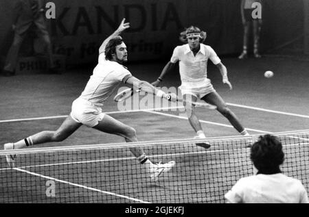 Ove Bengtsson (l) et Bjorn Borg (r) de Suède en action lors de leur match contre Jan Kodes et Vladimir Zednik de Tchécoslovaquie Banque D'Images