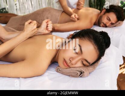 Beau couple profitant d'un massage sabay au salon de spa oriental. Sabay Thai-massage Banque D'Images