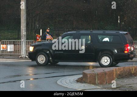 Une limousine transportant le président américain Barack Obama arrive à l'Institut Nobel d'Oslo, en Norvège. Obama recevra le prix Nobel de la paix 2009 lors d'une cérémonie à Oslo Banque D'Images