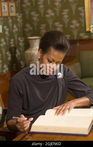 Michelle Obama est vue signer le livre d'or à l'Institut Nobel d'Oslo, Norvège Banque D'Images