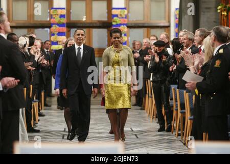 LE président AMÉRICAIN Barack Obama et la première dame Michelle Obama arrivent à la cérémonie du prix Nobel de la paix 2009 à l’hôtel de ville d’Oslo Banque D'Images