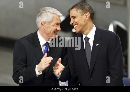 Lauréat du prix Nobel de la paix en 2009, le président américain Barack Obama partage le sourire avec le président du comité Nobel Thorbjorn Jagland lors de la cérémonie de remise du prix Nobel à l’hôtel de ville d’Oslo, en Norvège, le 10 décembre 2009. Banque D'Images