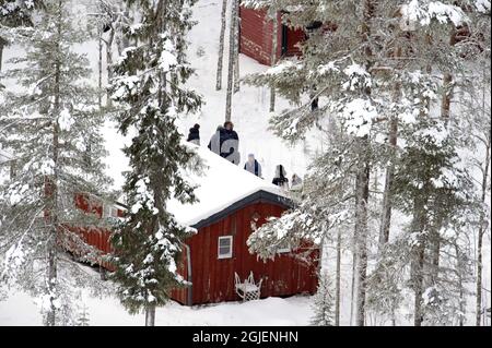 George Clooney reste dans une cabane rouge en rondins à Singlake au large de Brunflo pendant le tournage des scènes du film 'The American' réalisé dans la région d'Ostersund en Suède. Banque D'Images