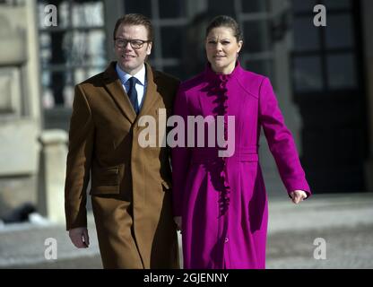 La princesse Victoria et son fiancé Daniel Westling célèbrent le jour de son nom sur la place du Palais Royal à Stockholm, en Suède Banque D'Images