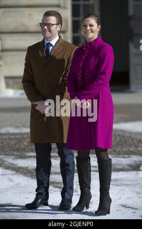 La princesse Victoria et son fiancé Daniel Westling célèbrent le jour de son nom sur la place du Palais Royal à Stockholm, en Suède Banque D'Images