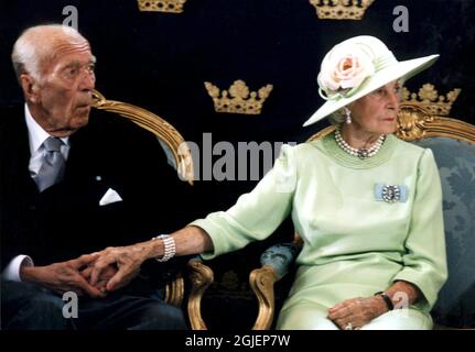 Le prince Bertil et la princesse Lilian de Suède à l'occasion du 18e anniversaire de la princesse Victoria à Stockholm. Banque D'Images