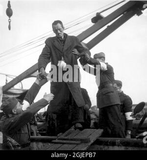 Les prisonniers libérés des camps de concentration allemands arrivent par bateau à Malmo, en Suède. Banque D'Images