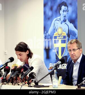 Zlatan Ibrahimovic et Erik Hamren, entraîneur-chef de la Suède, lors d'une conférence de presse à Malmö. Hamren a confirmé qu'Ibrahimovic reviendra à l'équipe nationale de football suédoise. Banque D'Images